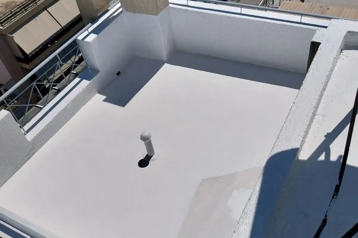 Flat roof and parapet coated with a glossy white polyurethane liquid-applied membrane